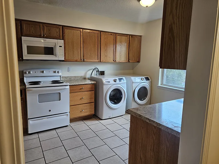 354 Oaktree Sq — Photo 3