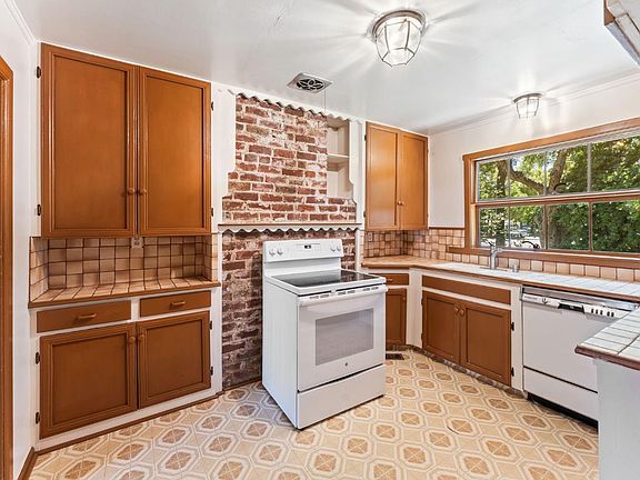 3rd image of 2221 Sierra Blvd