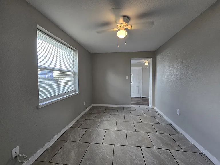 246 W Bay Ave — Photo 4