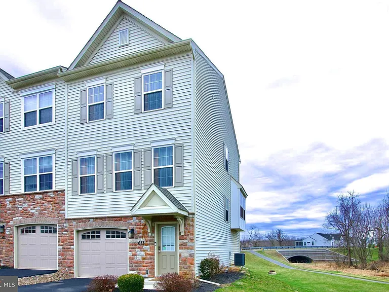 633 Keswick Ct — Photo 2