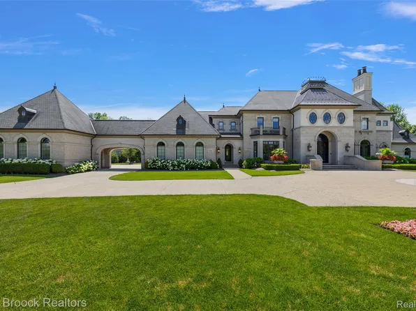 5466 Orchard Ridge Dr, Rochester, MI 48306