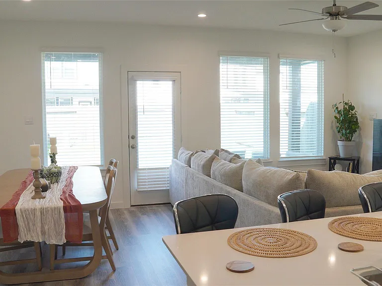 2913 Crown Gate Dr — Photo 6
