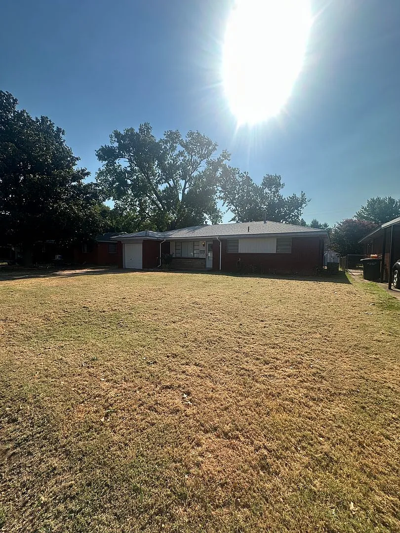 3 bed, 1 bath, 1 car garage — Photo 2