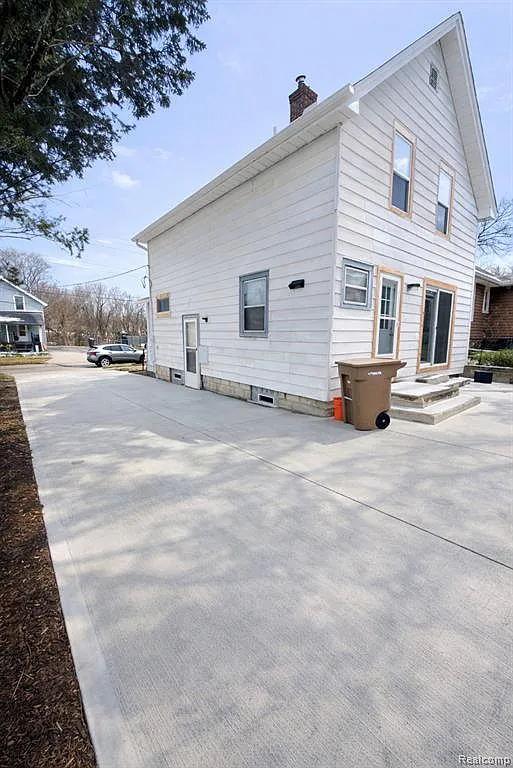 3 bed, 1.0 bath, 959 sqft, $1,600 — Photo 2