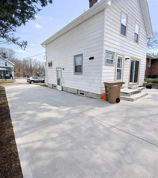 385 Whittemore St — Photo 2