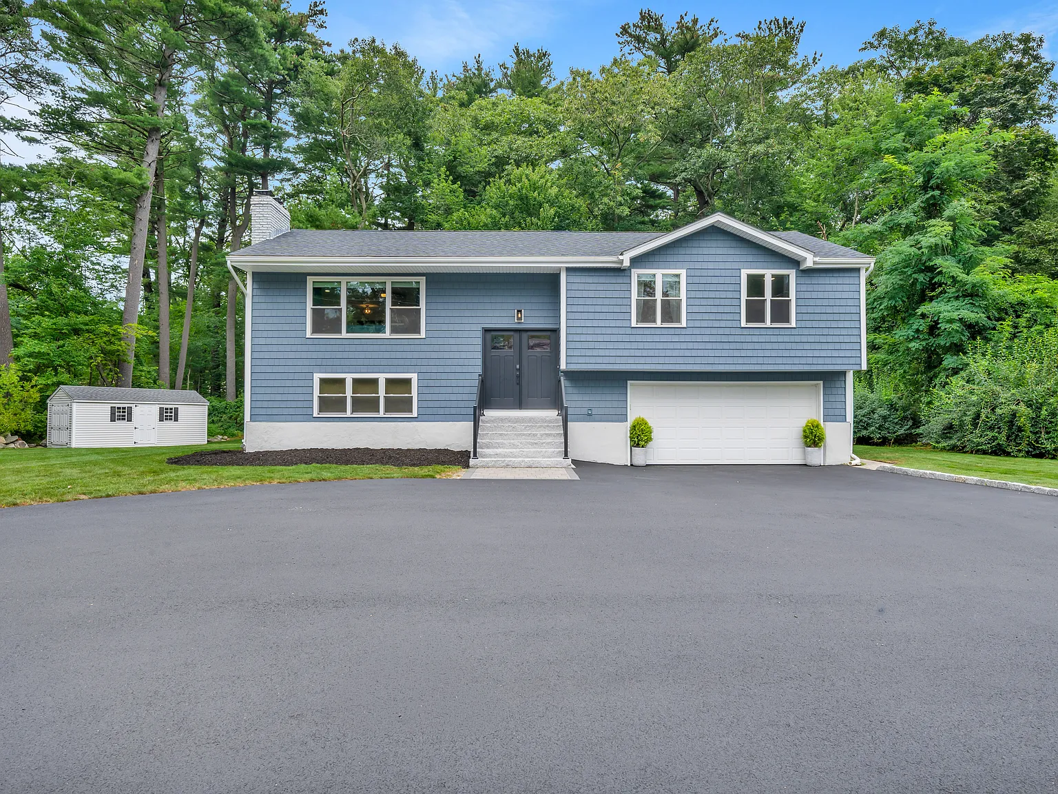 4 bed, 2.5 bath, 2000 sqft, $4,800 — Photo 2