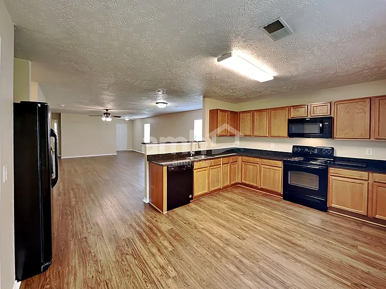 2727 Sutherland Dr — Photo 3