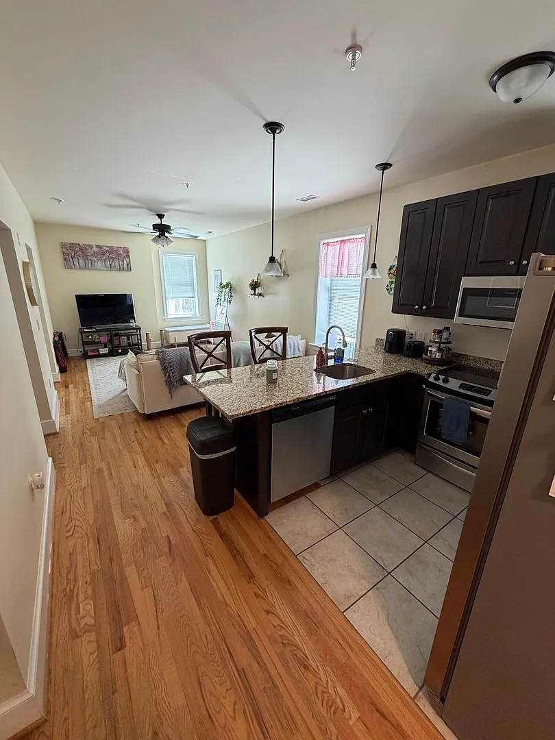 6 S Harvie St — Photo 3