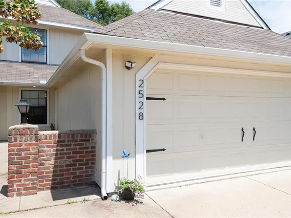 2528 Crestline Ct, Lawrence, KS 66047