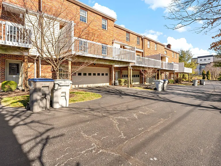 203 Boxwood Ct — Photo 36