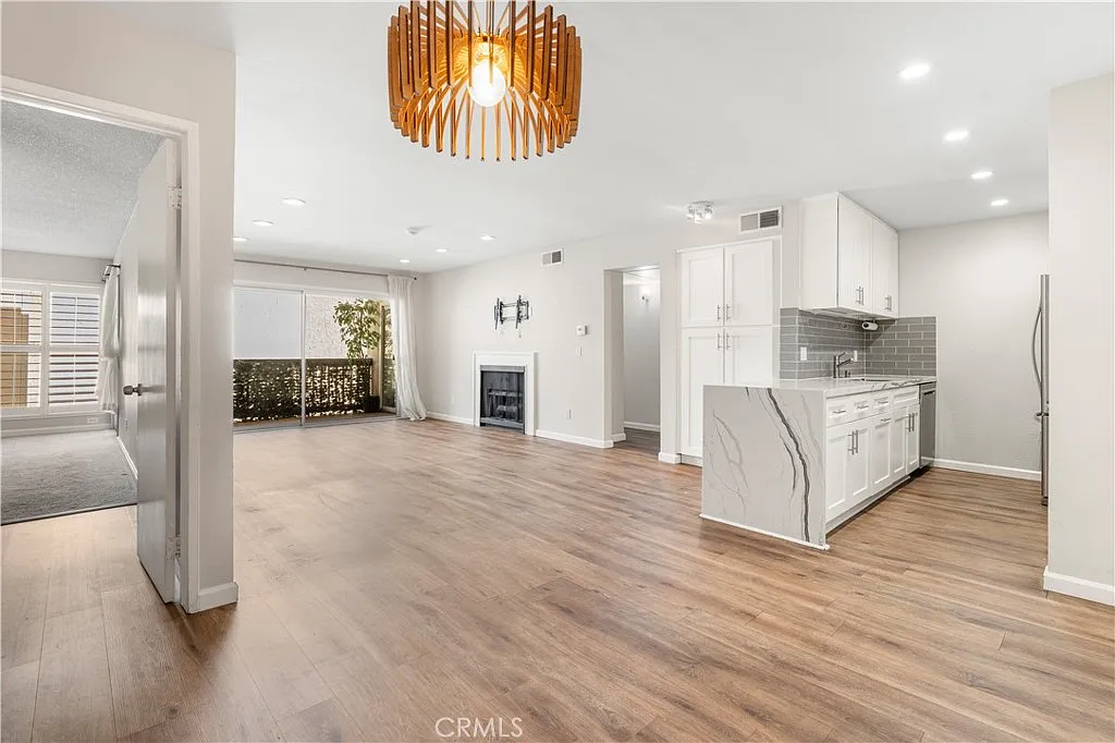 2 bed, 1116 sqft, $4,250 — Photo 2