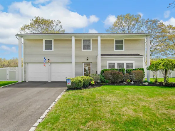 18 Calicotree Lane, Coram, NY 11727