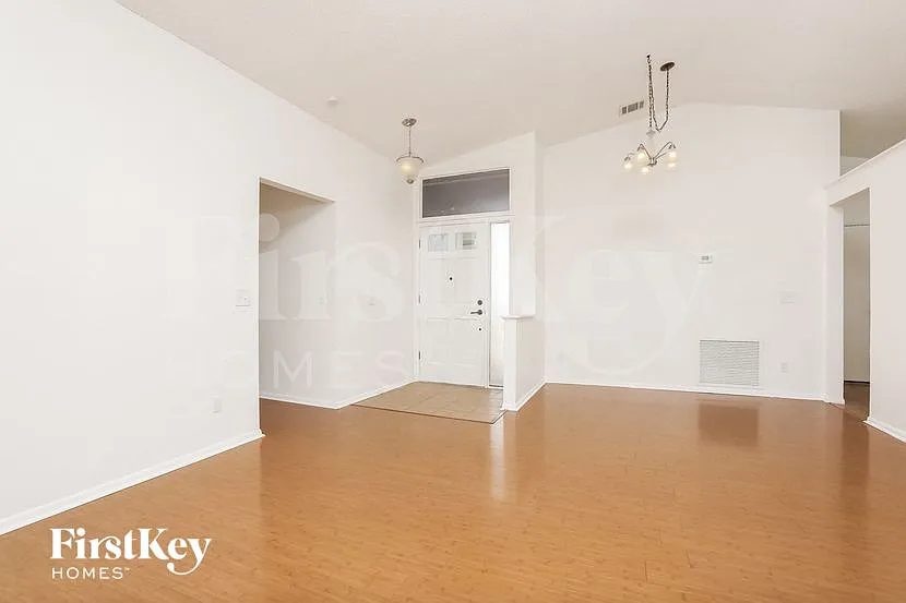 3 bed, 2.0 bath, 1502 sqft, $2,060 — Photo 3