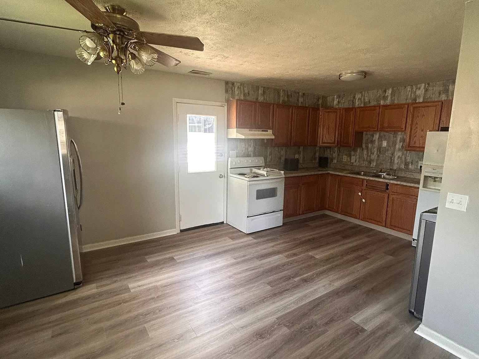 3 bed, 1008 sqft, $1,695 — Photo 4