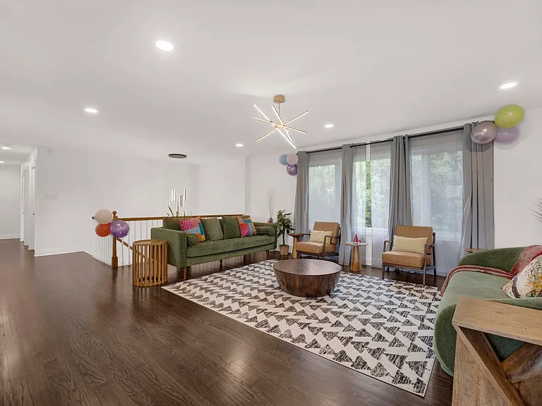 1135 Crestwood Dr — Photo 15