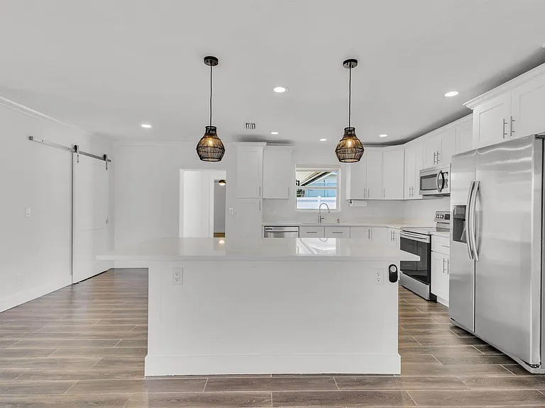 204 W Whitney Dr — Photo 11