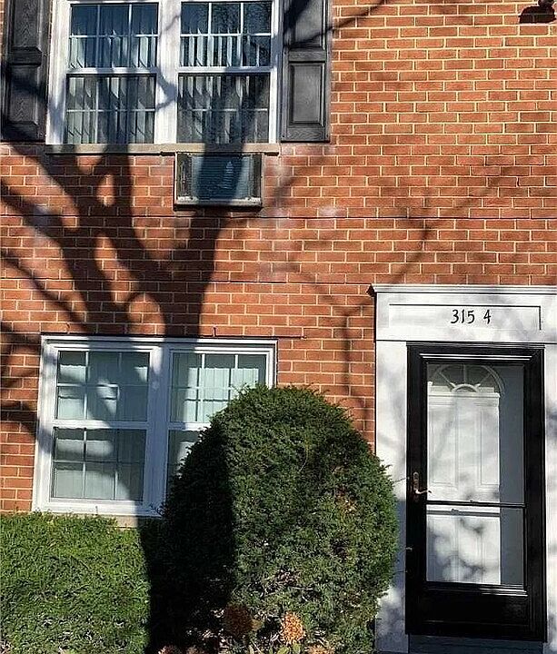 1st image of 315 Hicksville Rd APT 4
