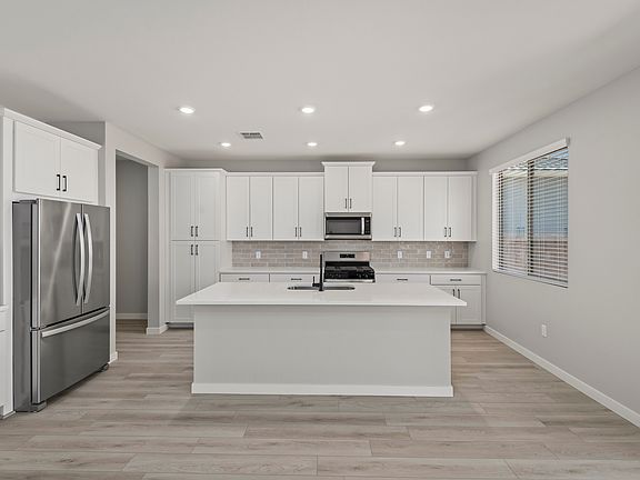 Enjoy a quick meal at the spacious breakfast counter.