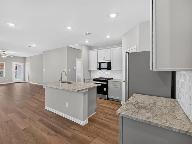 512 Dorothy Dr — Photo 5