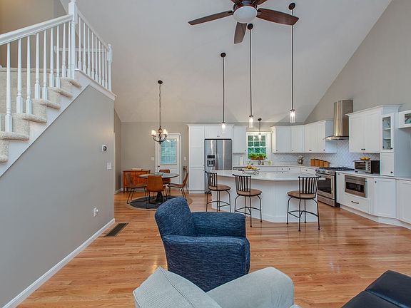3rd image of 33 Scottsdale Dr