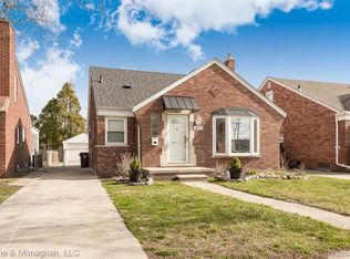 1972 Hollywood Ave, Grosse Pointe Woods, MI 48236