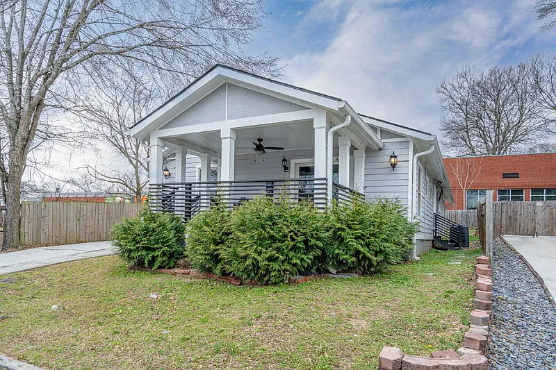 2 bed, 1.0 bath, 728 sqft, $1,400 — Photo 2