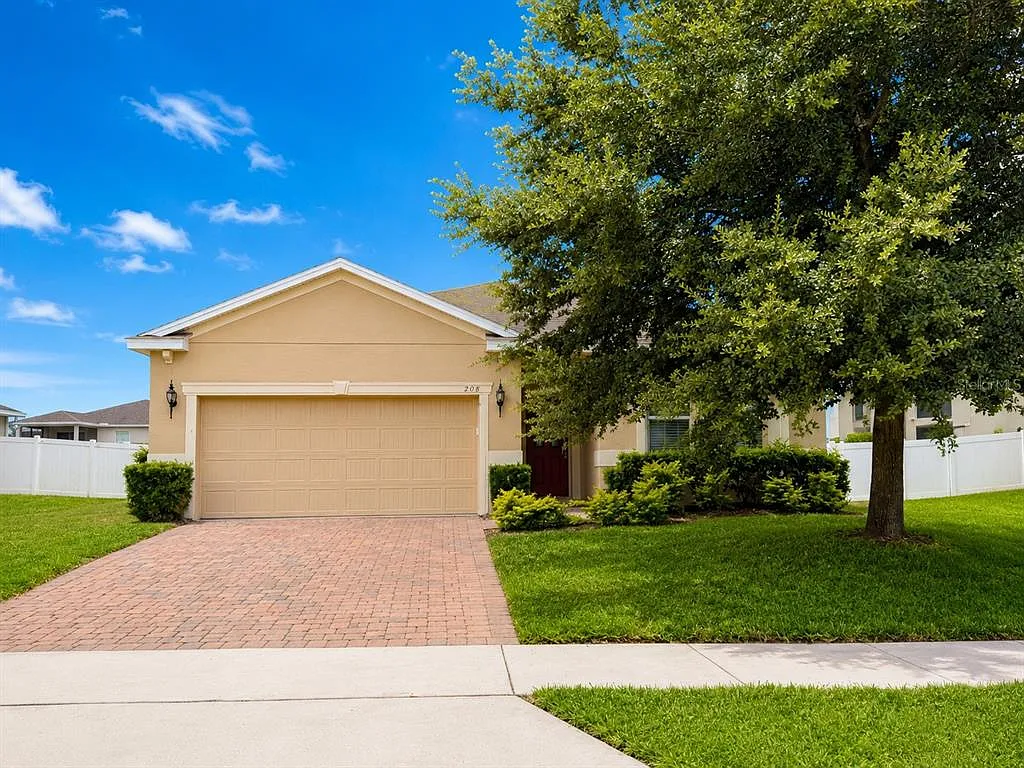 3 bed, 2.0 bath, 2001 sqft, $2,400 — Photo 2