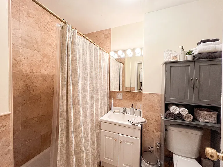 17 Stuyvesant St #12A — Photo 4
