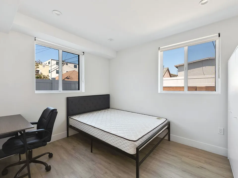 MH 1297 W 36th St