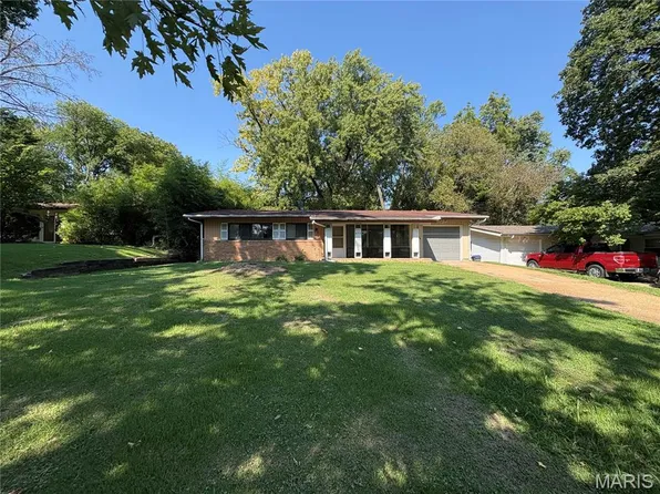 475 Waterford Dr, Florissant, MO 63033