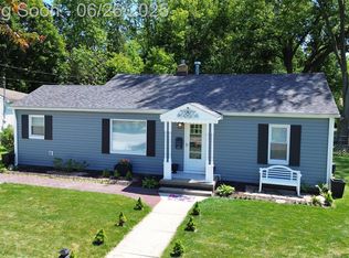 507 W Caroline St, Fenton, MI 48430