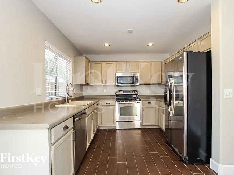 9156 W Quail Ave — Photo 6