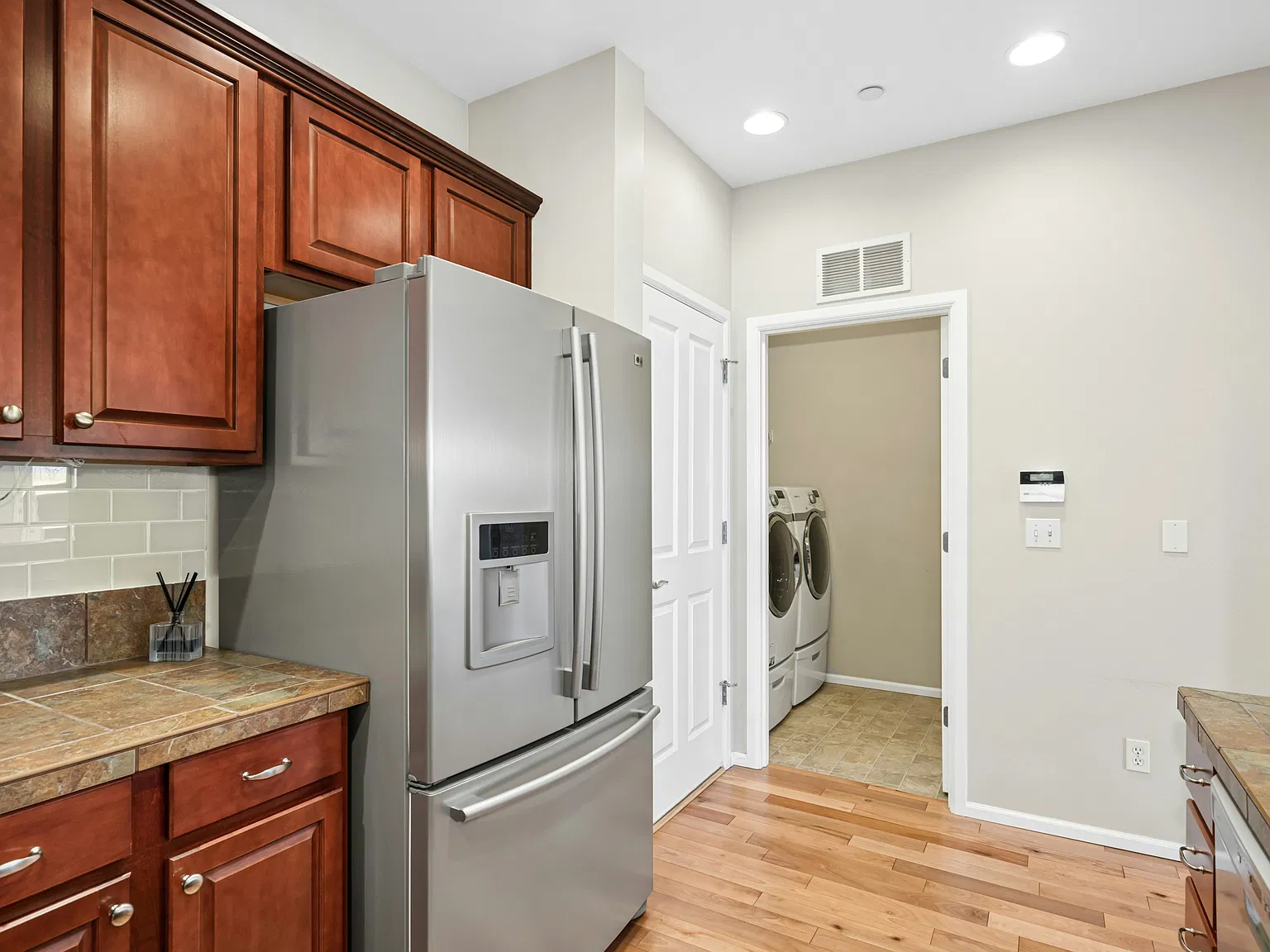 2 bed, 2.5 bath, 1335 sqft, $3,350 — Photo 2