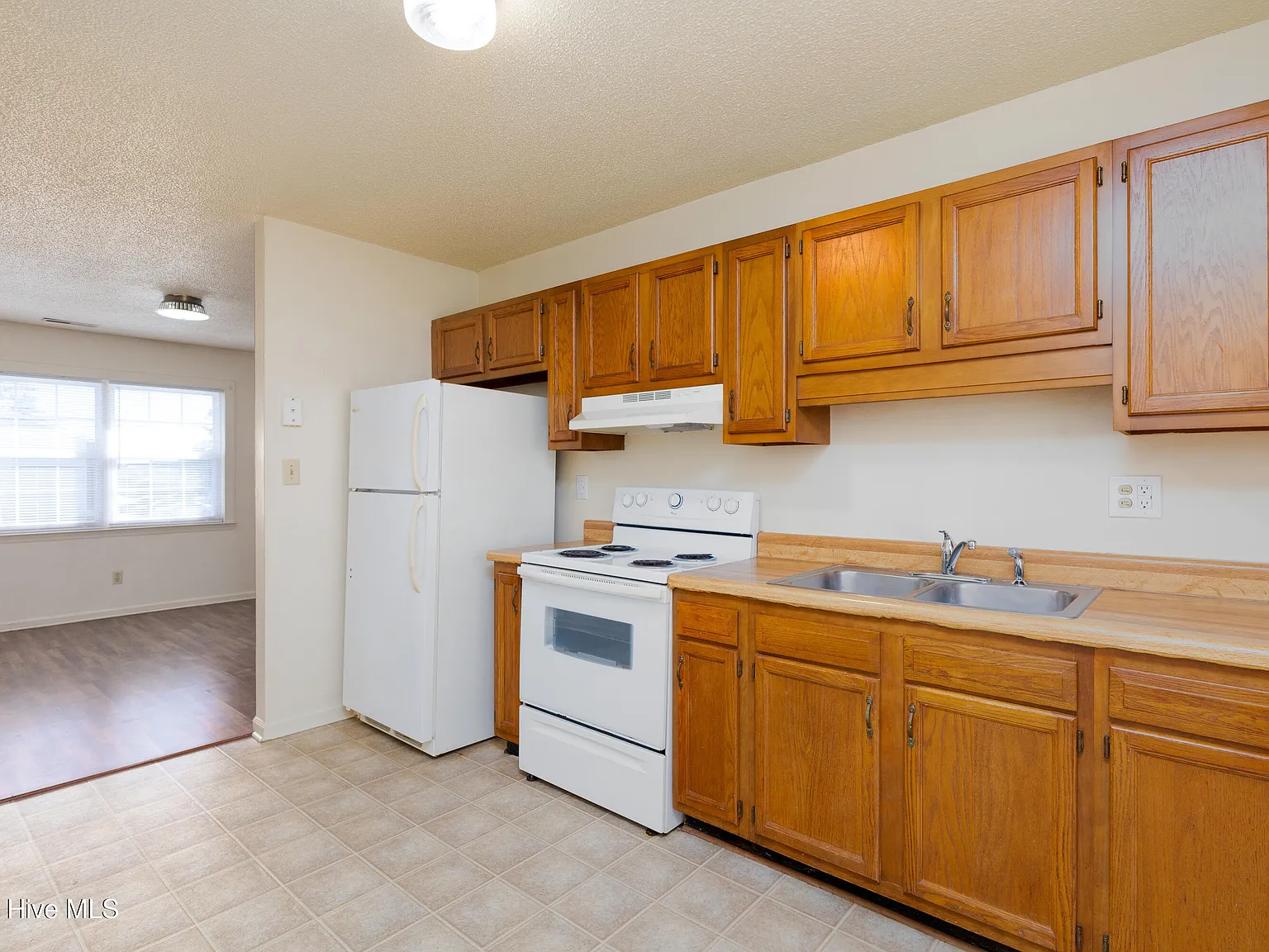 2 bed, 1.0 bath, $1,095 — Photo 3