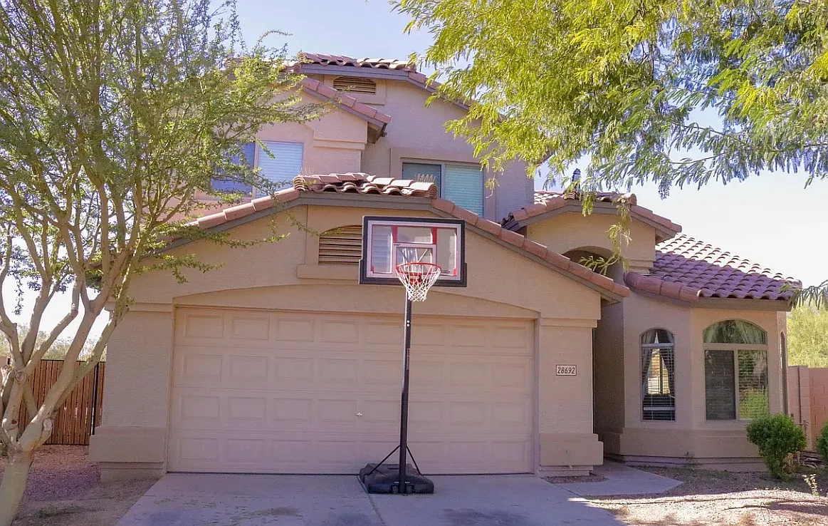 4 bed, 2.5 bath, 2051 sqft, $2,450 — Photo 2