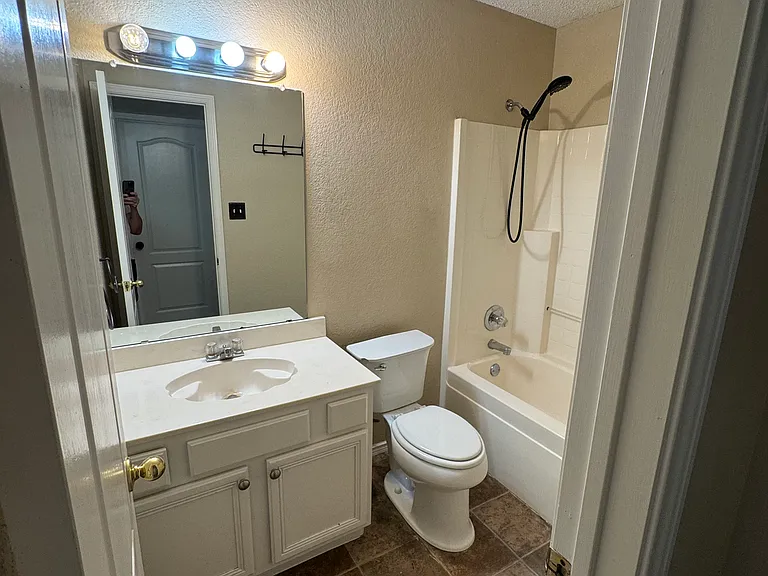 Hall Bath w Shower/ Tub