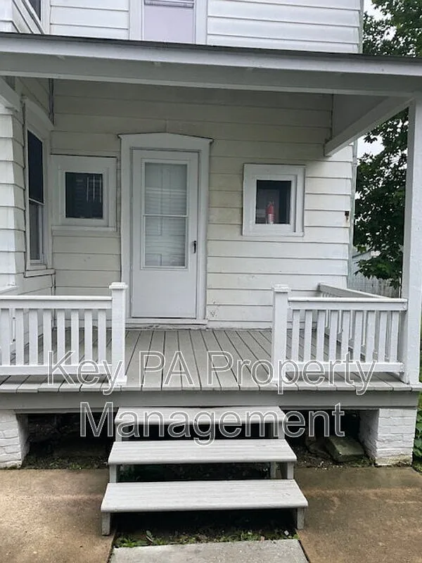 3 bed, 1.0 bath, 1150 sqft, $1,800 — Photo 1