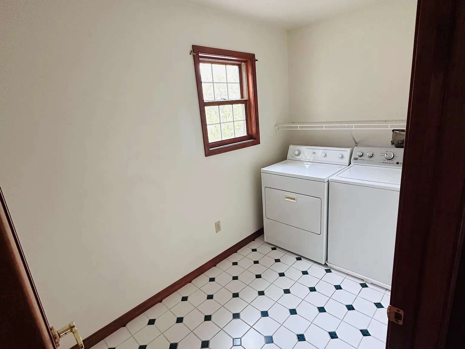 3 bed, 2.5 bath, 1800 sqft, $2,000 — Photo 2