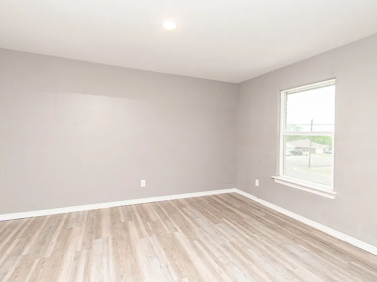 501 Root Ave #4 — Photo 6