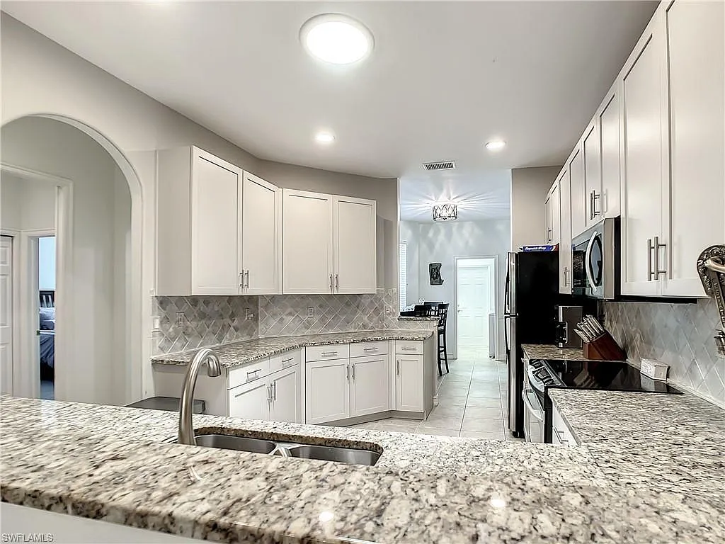 3 bed, 2.0 bath, 1897 sqft, $6,950 — Photo 4