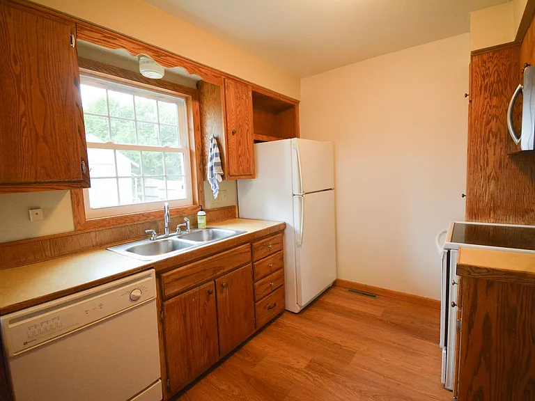 608 22nd St NE — Photo 4