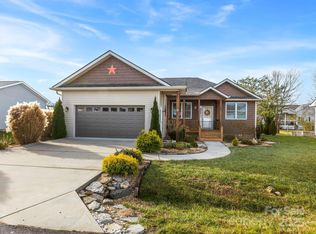 371 Beechnut Dr, Hendersonville, NC 28739