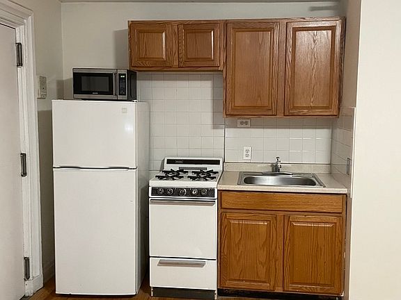 3rd image of 121 Henry St APT 1F