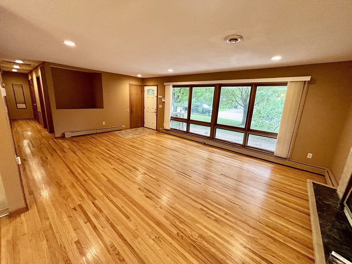 5 bed, 2300 sqft, $2,995 — Photo 4