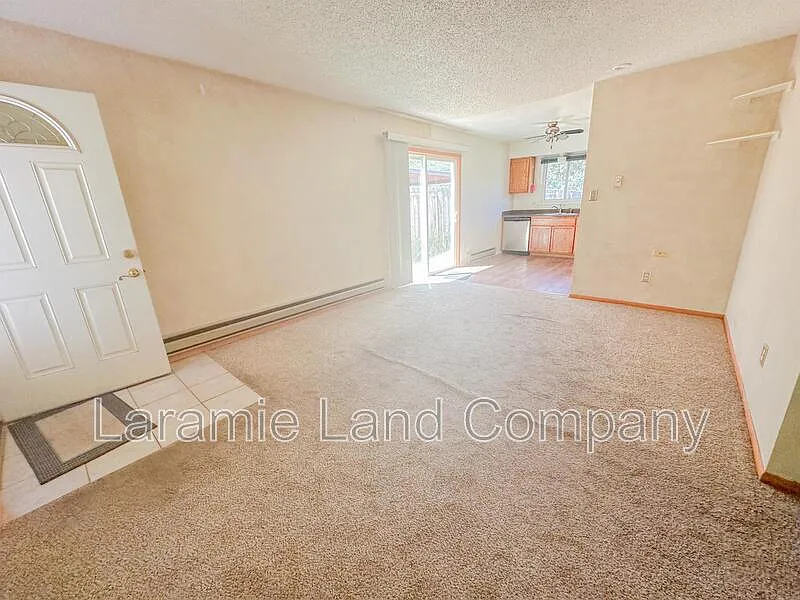 3 bed, 2.0 bath, 1043 sqft, $1,600 — Photo 2