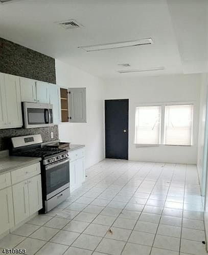 2nd image of 953 Bergen St