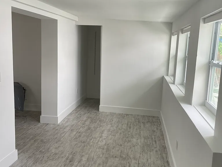35 SW 6th St #1 — Photo 5