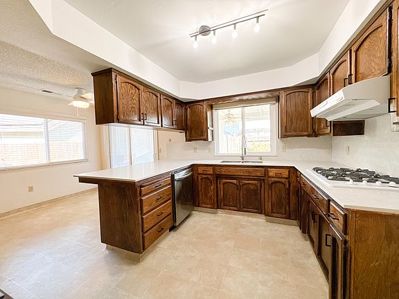 5th image of 1944 S Hillcrest Dr