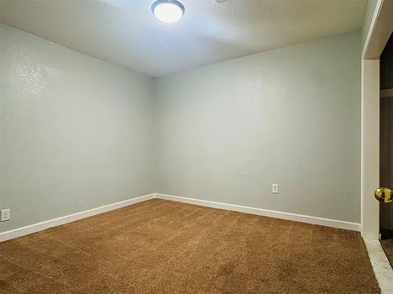 2308 Bennington St — Photo 15