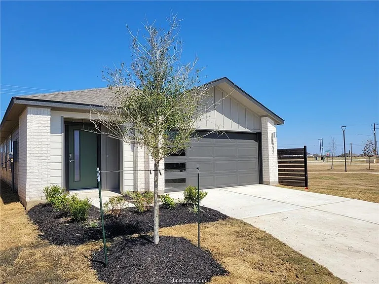 1232 Amistad Loop — Photo 1